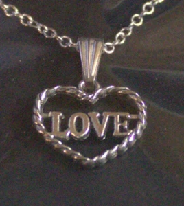1 NUEVO CON ETIQUETAS Collar Rolo Plata Cadena Cuerda Corte Corazón Amor Muy Bonito Para Cualquier Ocasión - Imagen 1 de 2