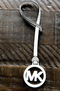 Michael Kors Handtasche Leder und Metallanhänger Neu - Bild 1 von 6