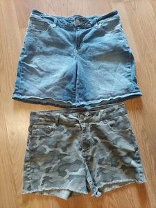 2 Maurices 5 Taschen Baumwolle Elasthan/1 blau Denim/1 Camouflage Denim Cut Offs Größe 12  - Bild 1 von 16