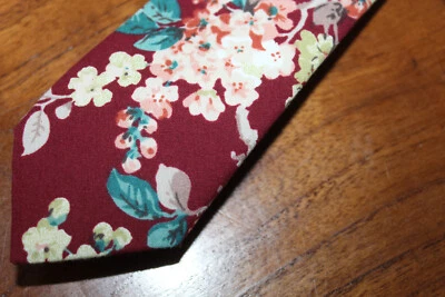 CORBATA ORIGINAL PINGÜINO PARA HOMBRE 100% ALGODÓN FLORAL ROJO BORGOÑA Y MULTICOLOR Foto 1 de 4