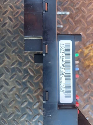 Módulo GEM y caja de fusibles Ford Super Duty F-250 y F-350 1999-2002 Foto 1 de 4