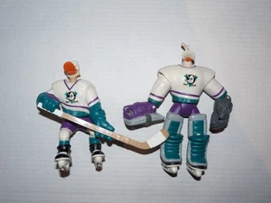 DISNEY MIGHTY DUCKS LOT OF 2 FIGURE NOSEDIVE & WILDWING LOOSE 1996 MATTEL - Bild 1 von 2