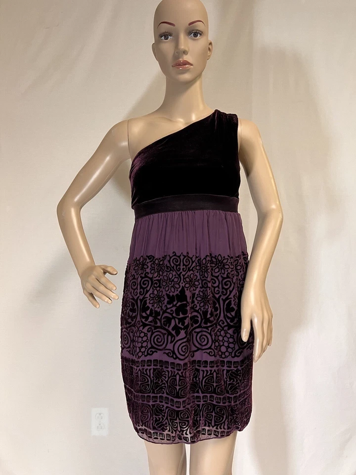 Vestido Chelsea&Violeta para Mujer, Terciopelo Bordado, Un Hombro, Púrpura, Talla XS Foto 1 de 4