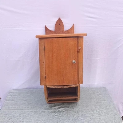 Armario colgante rústico de madera maciza primitivo hecho a medida estante de madera áspera Foto 1 de 4