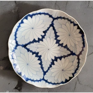 Antico piatto crisantemo Imari blu e bianco tardo periodo Edo diametro 11" - Foto 1 di 6