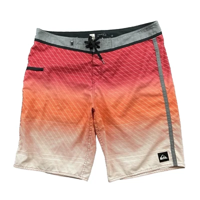 Pantalones Cortos Quiksilver Para Hombre Talla 38x11 Color Gradiente Logo Bolsillo Lateral con Cremallera Foto 1 de 4