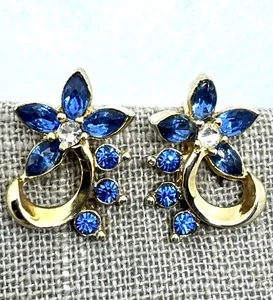 Vintage 50s Screw Back Flower Earrings Gold Tone BLUE Glass Rhinestones 3/4" - Picture 1 of 5