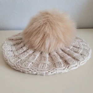 KYI KYI Mezcla de Lana Beige Piel Pom Boina Cable Tejido Sombrero Talla Única Hecho en Canadá - Imagen 1 de 4