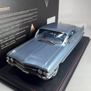 Francobollo 1/18 GLM 1962 Cadillac Sedan de Ville Newport blu metallizzato STM1962503 - Foto 1 di 4
