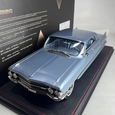 Sello 1/18 GLM 1962 Cadillac Sedán de Ville Newport azul metálico STM1962503 Foto 1 de 4