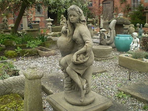 STONE GARDEN LADY WITH URN STATUE WOMAN FEMALE FIGURE ORNAMENT - Picture 1 of 3