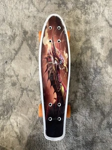 Retro weißes Mini Long Board Board 22x6 Drachen Design mit orangefarbenen Rollen - Bild 1 von 3