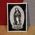 Autocollant All Hail the Goddess II, Virgin Lily Munster de Guadalupe par Seven 13