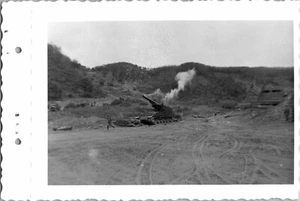 Firing M43 Howitzer GIs Near Border 1952 US Army Korean War Vtg Snapshot - Picture 1 of 3
