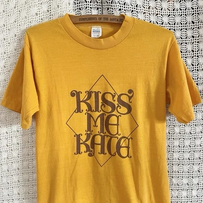 80 年代复古 Gold Kiss Me Kate 音乐新奇 T 恤,尺寸 M — 第 1/4 张图片