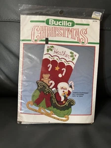 Kit Medias Fieltro Bucilla "SORPRESAS DE SANTA" 18" #82729 1990 De Colección - Imagen 1 de 4