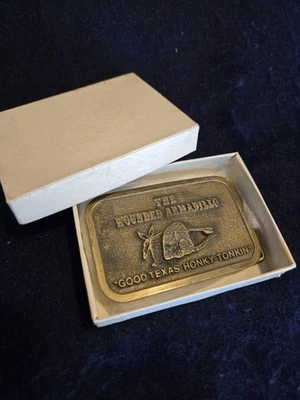 RARO! The Wounded Armadillo Honky Tonk Hit Line EE. UU. Hebilla de Cinturón Años 80 Caja Texas Foto 1 de 4