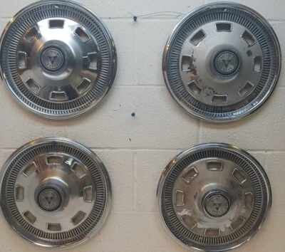 Juego de 4 cubiertas de rueda de tapacubos Mopar 1967 Dodge Dart (5231) OEM usadas Foto 1 de 4