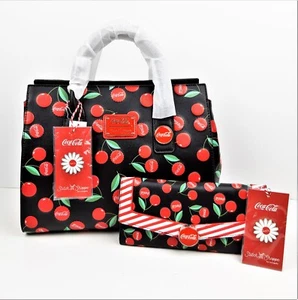 Set borsa e portafoglio Stitch Shoppe Coca-Cola ciliegia tappo bottiglia tracolla - Foto 1 di 12