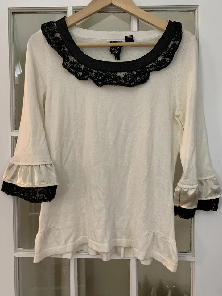 Suéter Nick & Mo Mangas Campana Medianas Crema Satinado Negro Encaje Volantes Espalda Foto 1 de 4