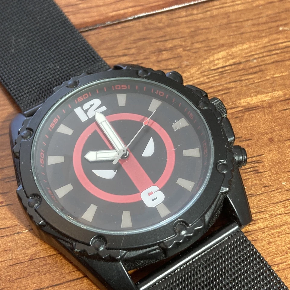 Reloj Marvel Deadpool para Hombres Rojo Negro Logo Cuadrante Estuche de Metal y Banda Funciona Accutime Foto 1 de 4