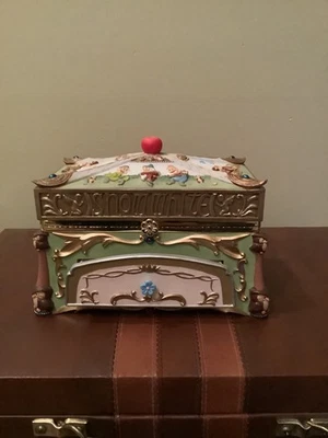 Caja de música de lujo Disney Blancanieves y los siete enanos Foto 1 de 4