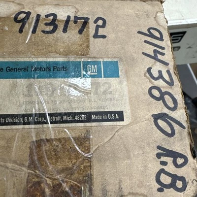 Lámpara de estacionamiento derecha GM 913172 RB 914386 1977-78 Buick Lesabre, Riviera, Electra Nuevo de Lote Antiguo Foto 1 de 4