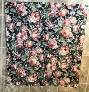 TELA DE COLECCIÓN FLORAL CHINTZ POR YARDA 36 X 33 FONDO AZUL OSCURO ROSA - Imagen 1 de 3