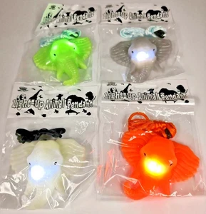 Neu 2X LED Halskette Anhänger Elefant Blinkend Zoo Tier weich beleuchtet 4 Farben - Bild 1 von 3