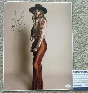 Foto autógrafa firmada por estrella de la música country de Lainey Wilson Bell Bottoms 11x14 ACOA - Imagen 1 de 3