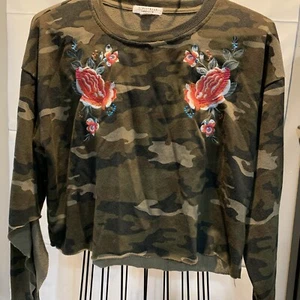 Streetwear society Destroyed Camo embroidered Top women size Large camouflage  - Picture 1 of 6