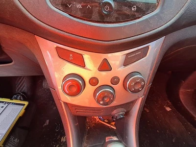 Used A/C Selector Switch fits: 2015 Chevrolet Trax w/o heated seat LT Grade A Foto 1 de 4