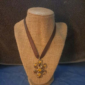 Women's Fashion Jewelry Flower Skewed Pendant Choker Necklace PRE-OWNED - Picture 1 of 5