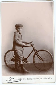 FOTOKABINETT von Ouvière in Marseille, Junge altes Fahrrad Fahrrad Fahrrad - Bild 1 von 2