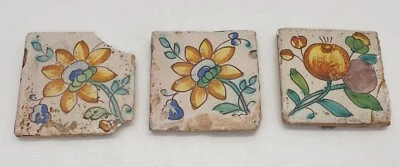 Juego de 3 azulejos florales españoles del siglo XVIII pintados a mano de 4" x 4" Foto 1 de 3