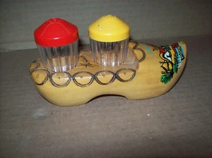 Zapato de madera vintage hecho en Holanda zueco juego de sal y pimienta con cocteleras de Alemania - Imagen 1 de 4