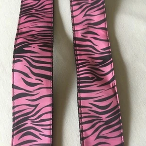 Correa de 2 pulgadas de ancho. Rayas de tigre negras con correas rosa/negras. Extremos sin terminar. - Imagen 1 de 6