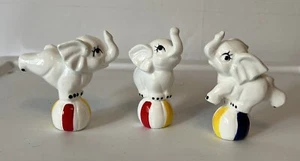 Vintage Set 3 weiße Zirkuselefanten auf Kugeln Bone China Taiwan - Bild 1 von 5