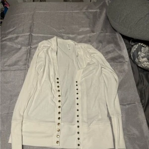 Eleganter cremefarbener Damen Pullover mit Knopfleiste - Bild 1 von 3