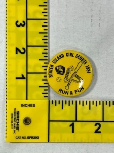 Vintage Girl Scout Pinback Button - Staten Island Girl Scouts 1984 Run & Fun GSA - Picture 1 of 2