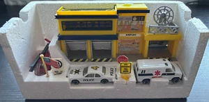 Vintage Telitoy Tankstelle Flughafen - Fahrzeuge/Hubschrauber/Verkehrsschilder - Bild 1 von 12