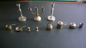 Set 2 portacandele in miniatura casa delle bambole ottone vintage, candelabro e piatto - Foto 1 di 8