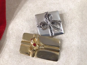 Veg AAI 2-teiliges Set Weihnachtsgeschenke goldfarben silberfarben Brosche Anstecknadel - Bild 1 von 2