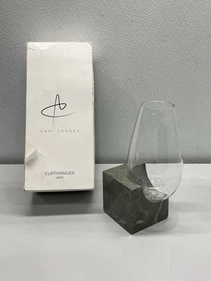 Jarrón Anni Cernea Cliffhanger mármol verde decoración moderna del hogar Foto 1 de 4