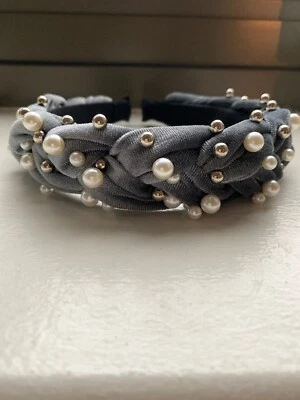 Diadema trenzada de terciopelo gris perlas y adornos plateados Foto 1 de 3
