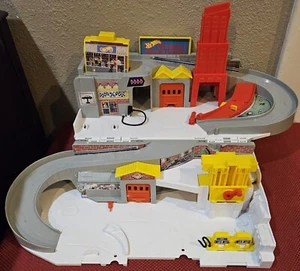 Hot Wheels Car Wash and Service Station Center PlaySet DMW90 Mattel not complete - Picture 1 of 8