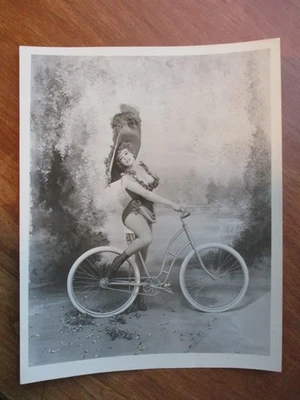 玛丽莲·蒙罗 AS LILLIAN RUSSELL Life 杂志 RICHARD AVEDON 摄影师 EX — 第 1/2 张图片