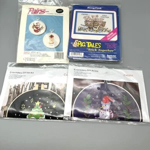  Stickerei Kreuzstich Sets Sets 4 Pkgs Schwein Geschichten Janlynn Äpfel Neu in Verpackung Vintage - Bild 1 von 10