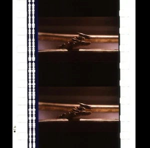 STARGATE (1994) - Ra taucht aus Sarkophag auf! - 35mm 5 Zellen Filmstreifen 083 - Bild 1 von 3