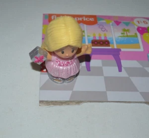 FISHER PRICE 2022 BIRTHDAY PARTY - BLONDE GIRL BARBIE WITH BIRTHDAY PRESENT - Picture 1 of 4